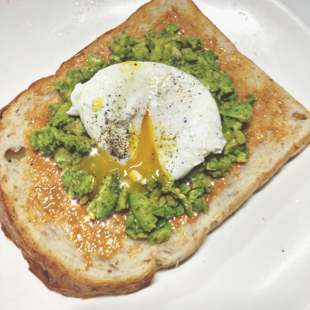 麦兜水波蛋牛油果厚吐司