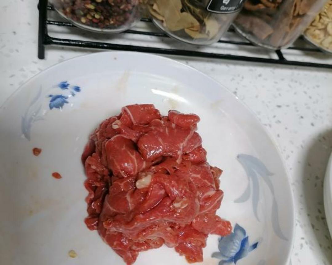 多吃一碗饭神菜 辣椒炒牛肉的做法 步骤1