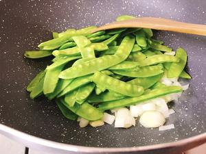 【快手菜】百合遇上荷兰豆（麦吉二阶无糖）的做法 步骤3
