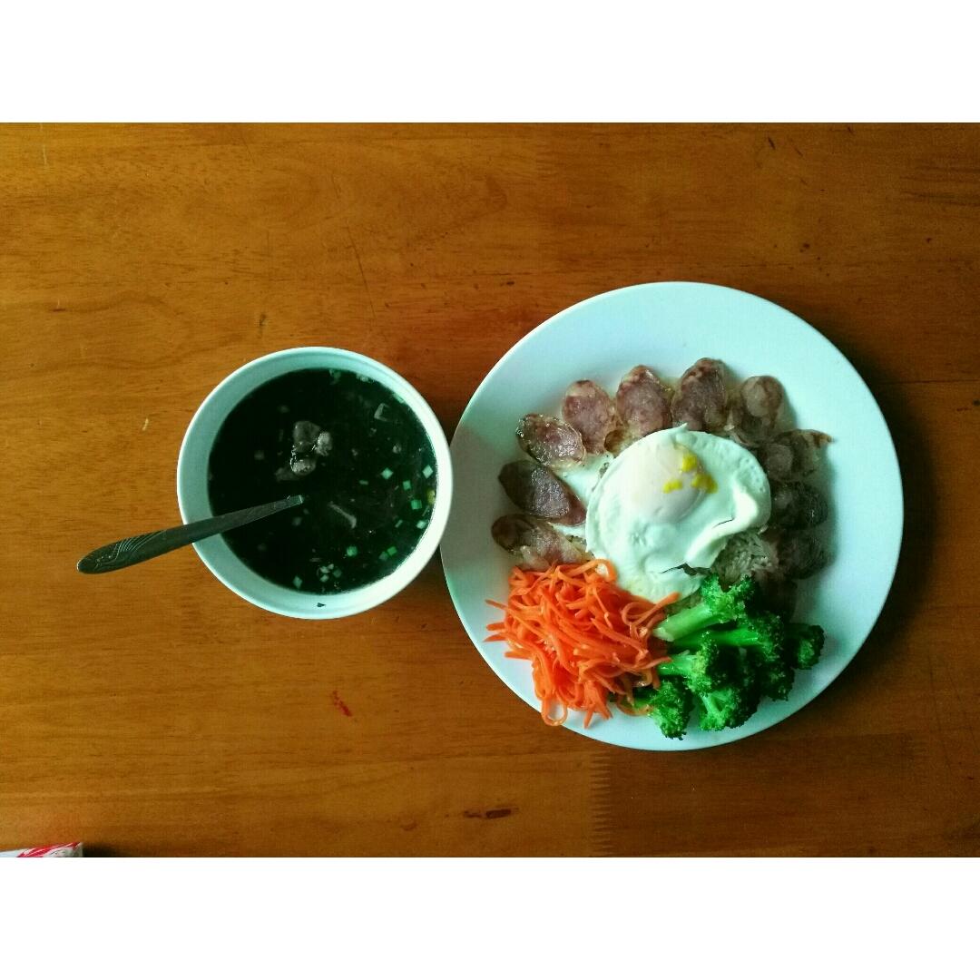 广式腊味煲仔饭