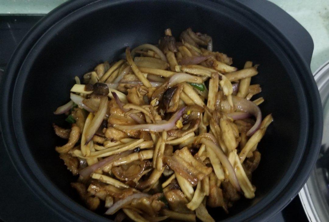 五花肉干锅茶树菇