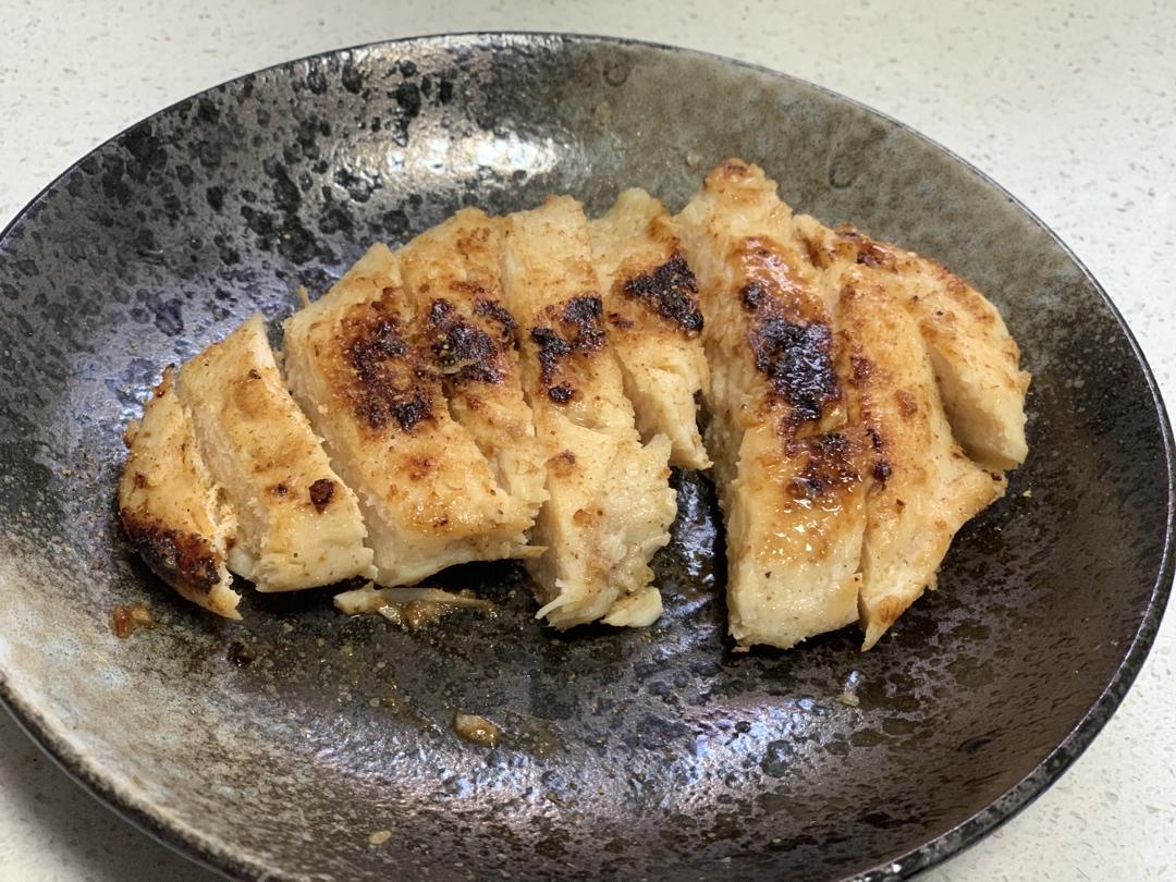 酷炫屌炸天好吃的煎鸡胸肉（香蒜蜂蜜煎鸡胸肉）