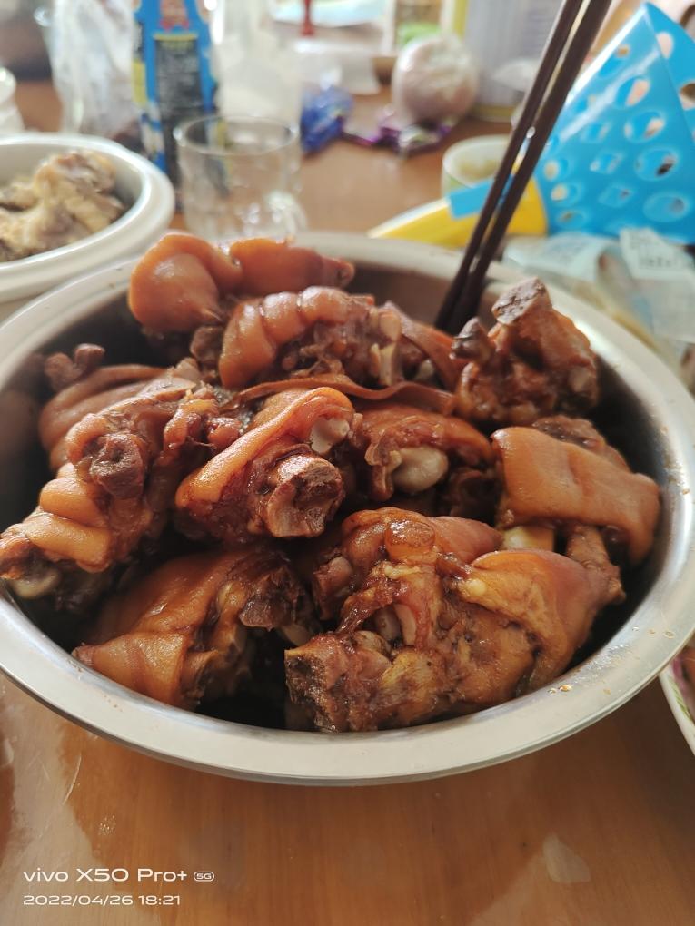 卤猪脚的做法