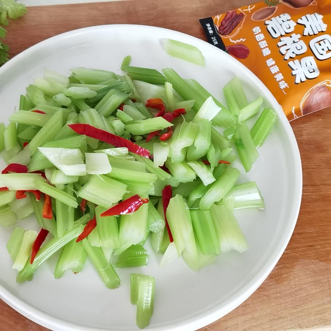 芹菜拌碧根果的做法 步骤1