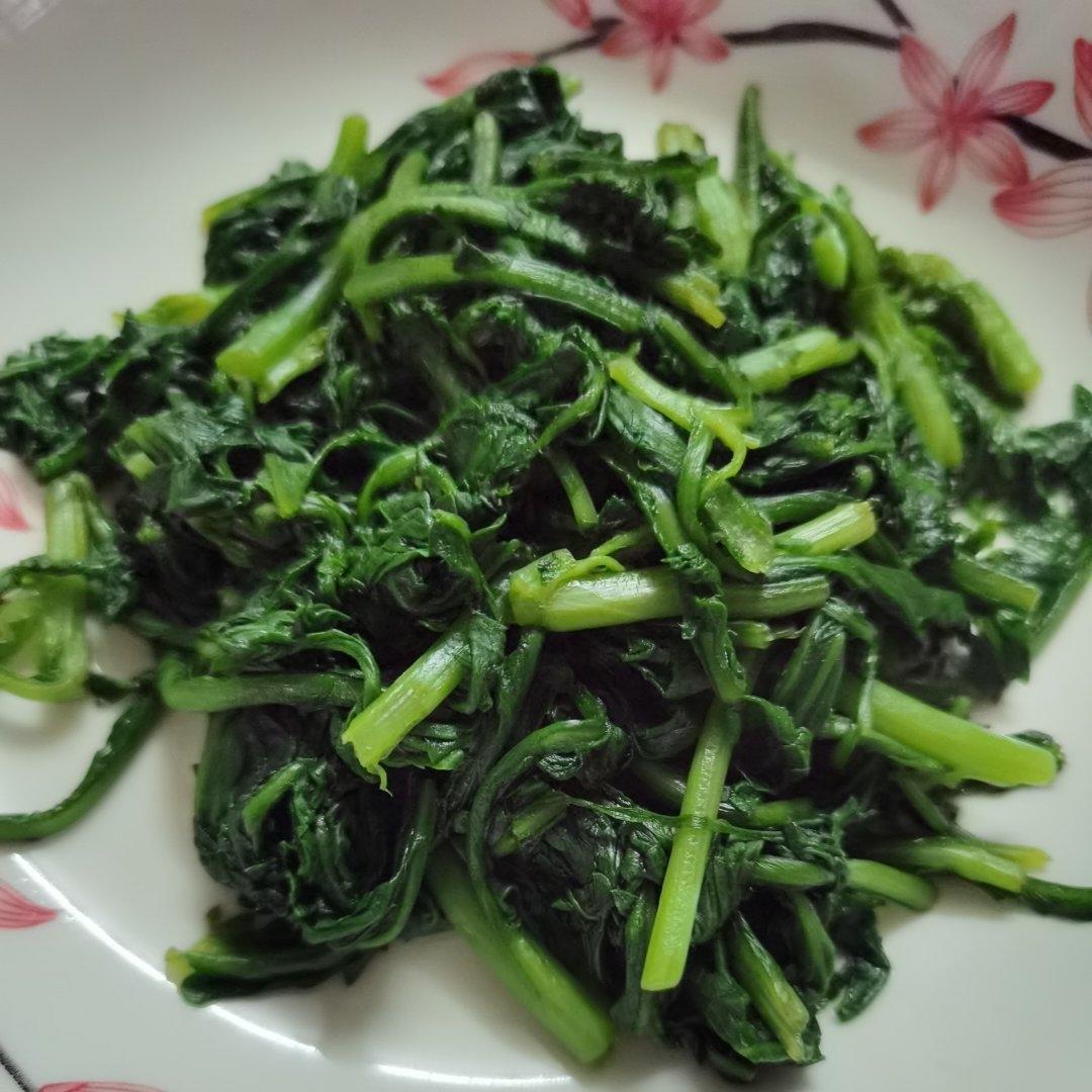 家常水煮茼蒿（简单快速好吃）