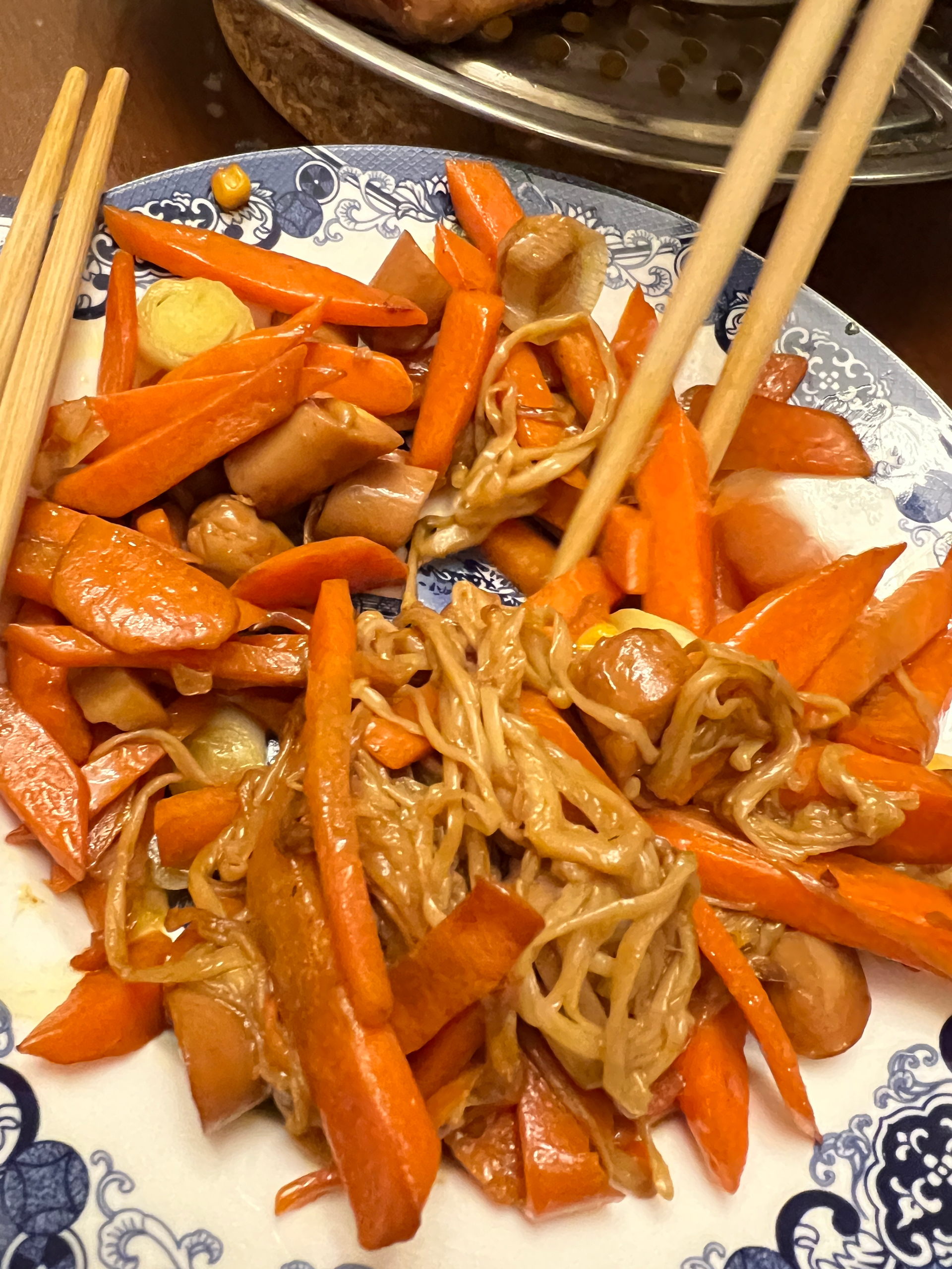 胡萝卜炒金针菇