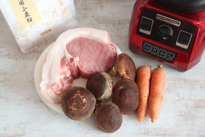 家常水饺-香菇胡萝卜韭菜猪肉馅的做法 步骤1