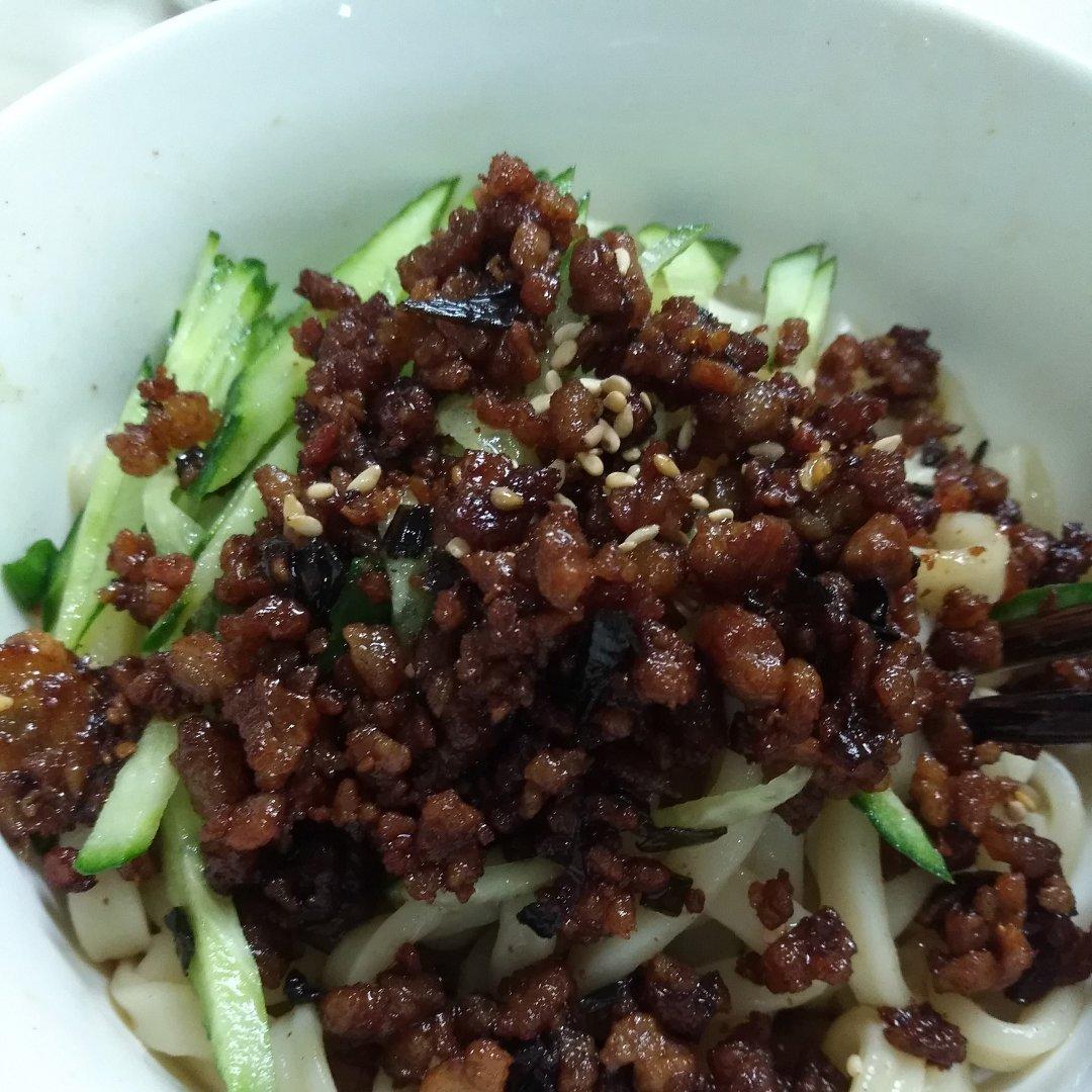 这碗面吃了会上瘾 / 手工肉臊子拌面