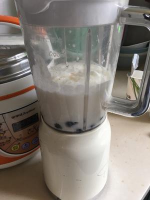 蓝莓奶昔的做法 步骤2