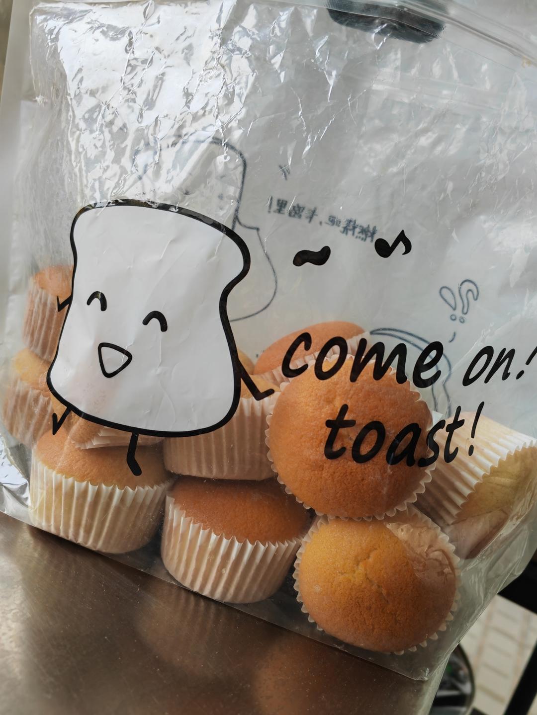 全蛋法打发原味海绵杯子蛋糕