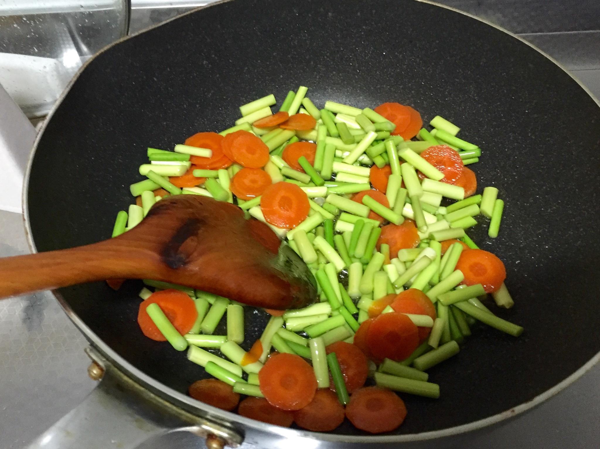 胡萝卜蒜苔炒牛排的做法 步骤3