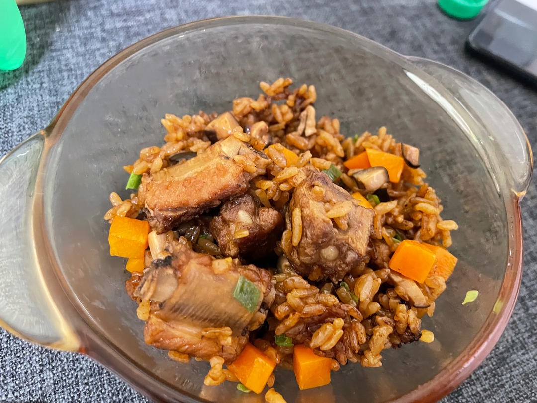 【排骨焖饭】