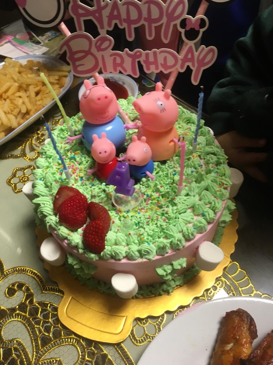 小猪佩奇奶油生日蛋糕
