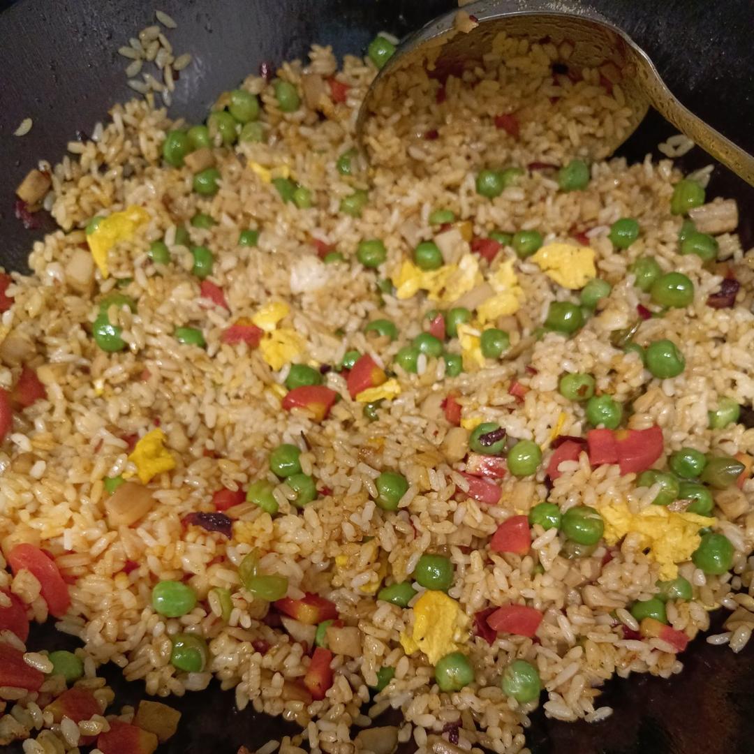 豌豆胡萝卜蛋炒饭