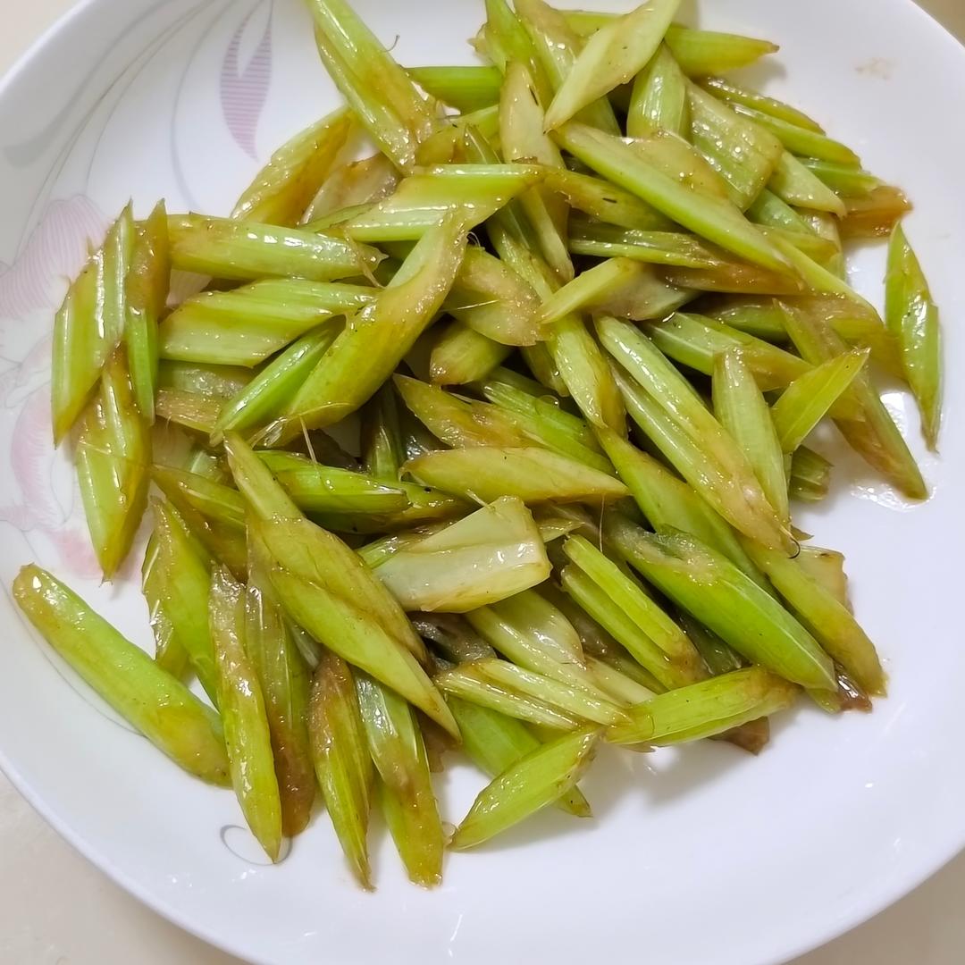 最简单的降压祛脂菜  素炒芹菜