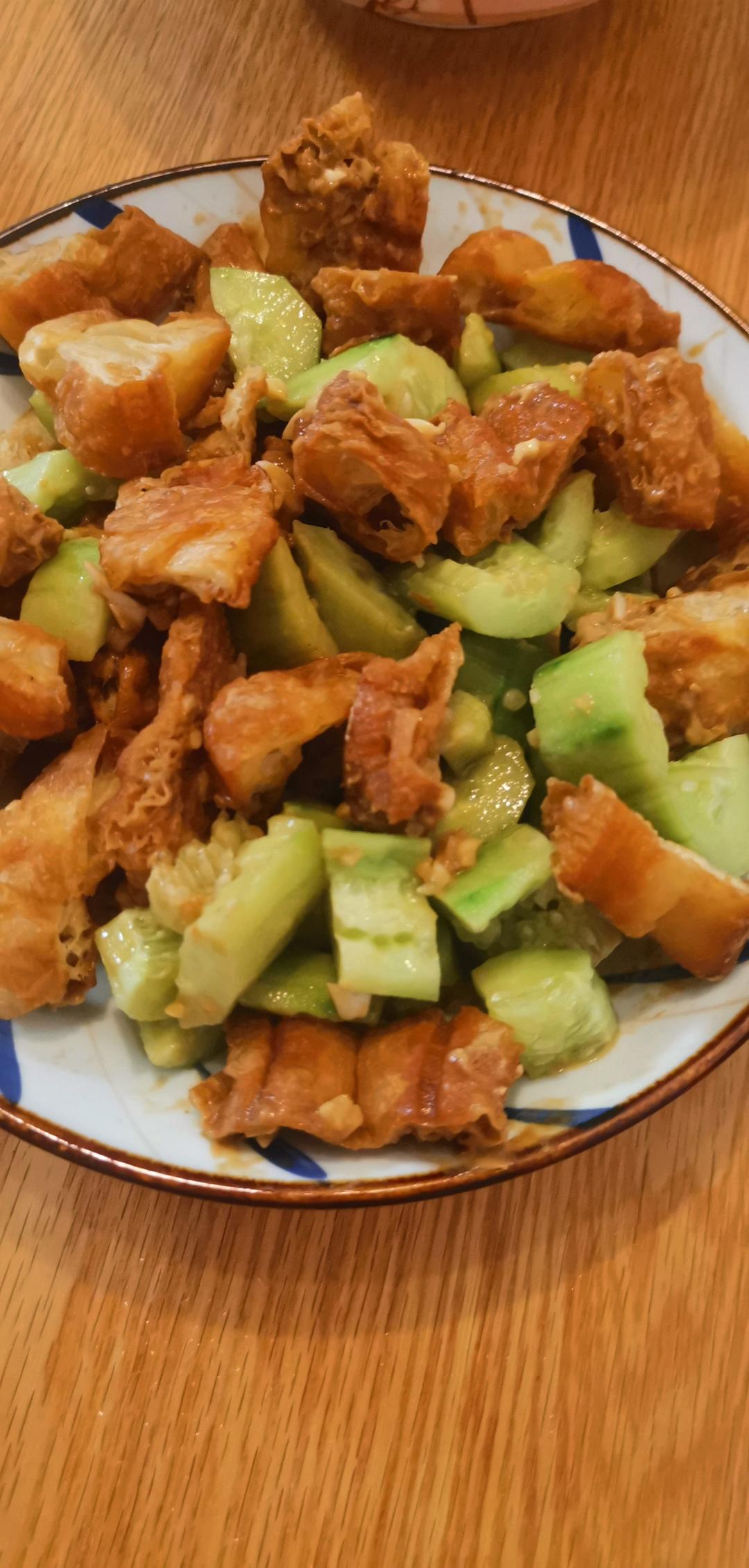 黄瓜拌油条（好吃到根本停不下来）