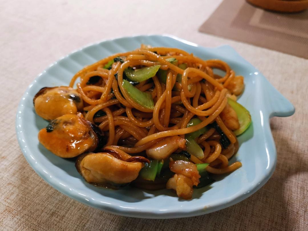 虾仁黑口贝酱油炒面