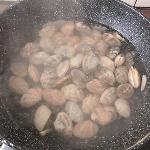 花甲金针菇粉丝煲的做法 步骤1