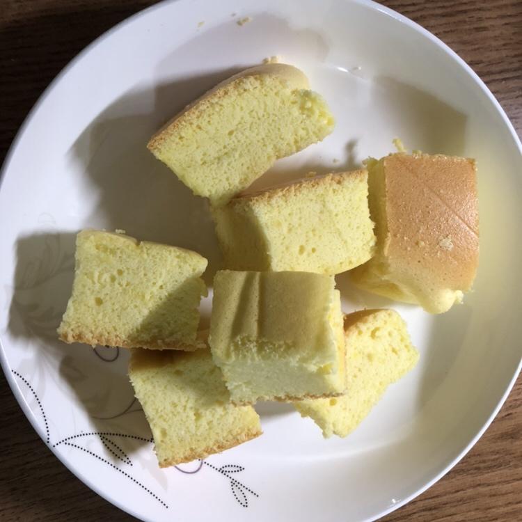 古早味蛋糕戚风版本，差点出现布丁层，幸亏及时拯救