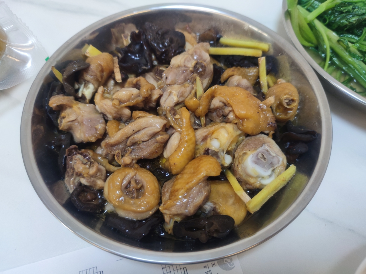 广东传统家常菜:香菇蒸鸡