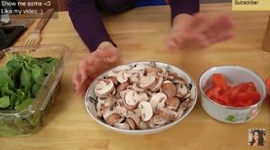Laura的嫩煎菠菜蘑菇的做法 步骤1