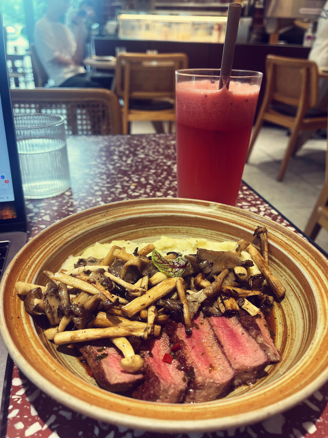 战斧牛排佐土豆泥和奶香口蘑 Tomahawk steak with mashed potato and mushroom two-way