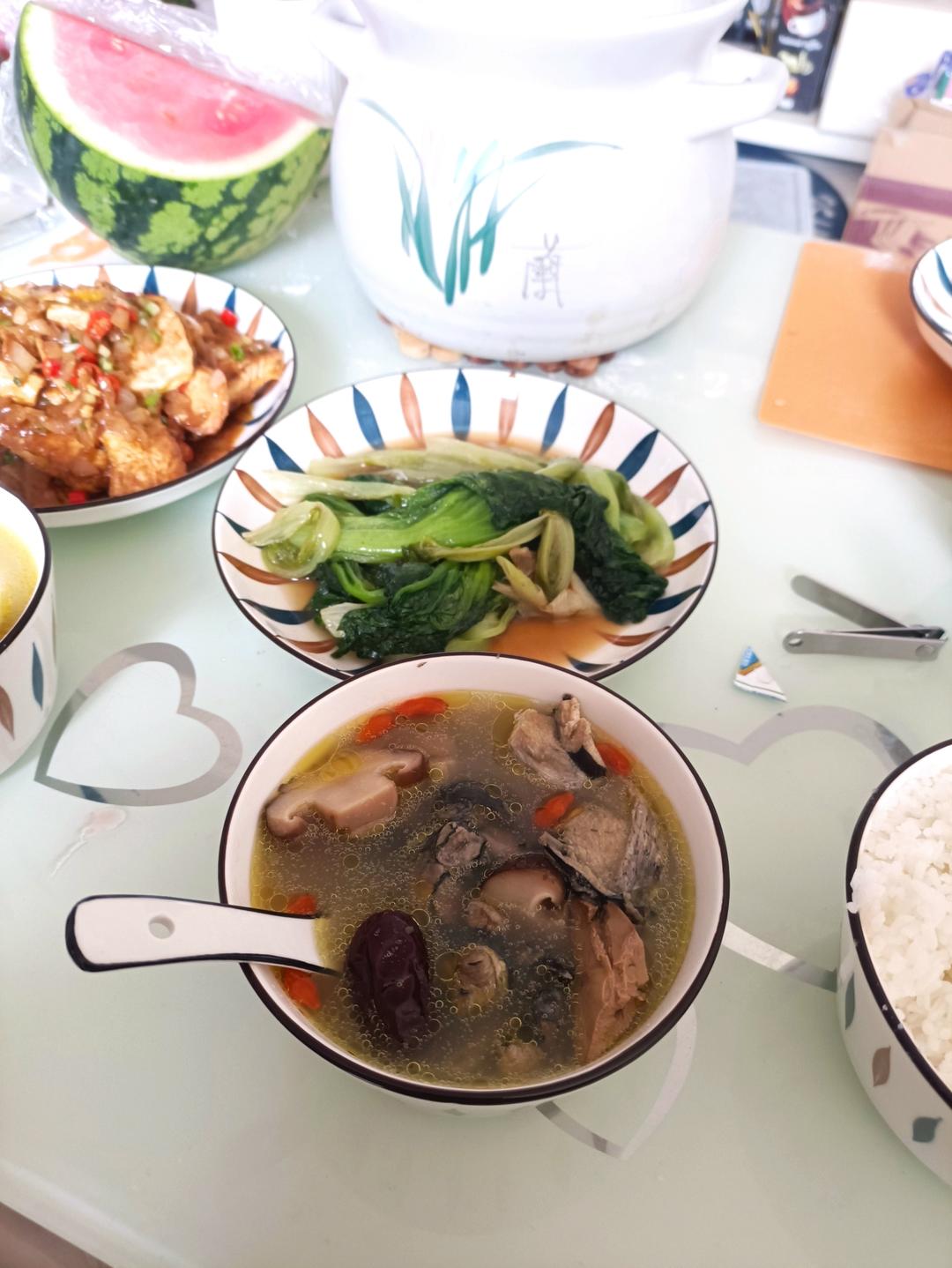 枸杞红枣乌鸡汤