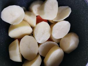 豪橫的鲍鱼炖土豆（乡村做法无油版）的做法 步骤2