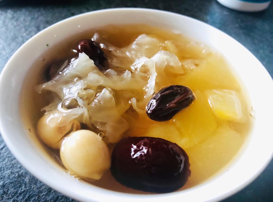 银耳香瓜莲子红枣羹（孕妈夏季解暑养颜）