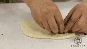 经典面包复刻：葱香肉松卷的做法 步骤12