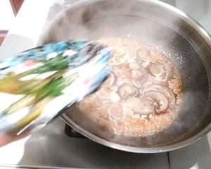 葱爆肉沬海参的做法 步骤7
