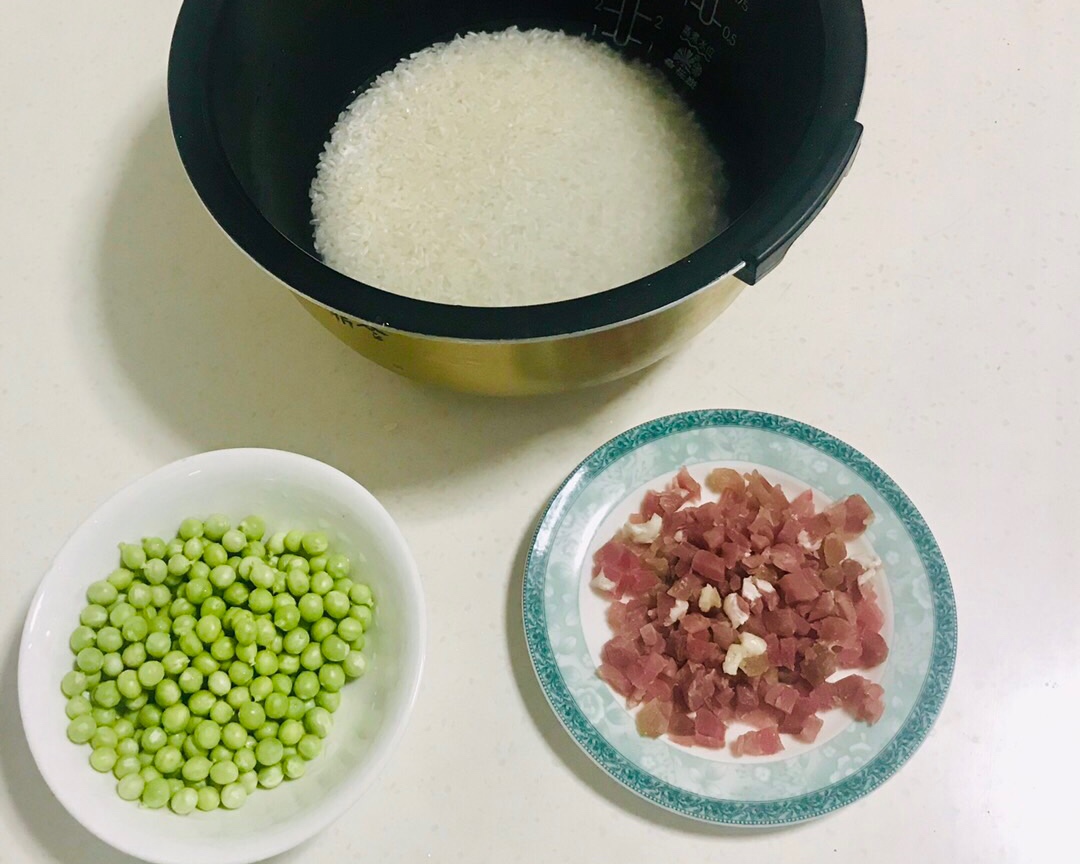 腊肉豌豆饭的做法 步骤1