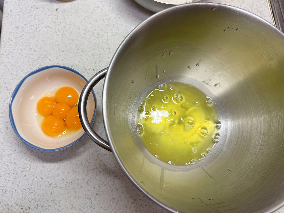 超详细的瑞士卷奶油蛋糕卷原味蛋糕卷的制作方法 饱满不掉皮不开裂（附模具换算方法）