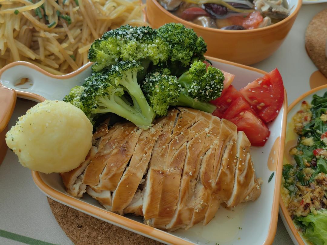 多汁的鸡胸肉排