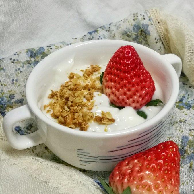 酸奶草莓沙拉