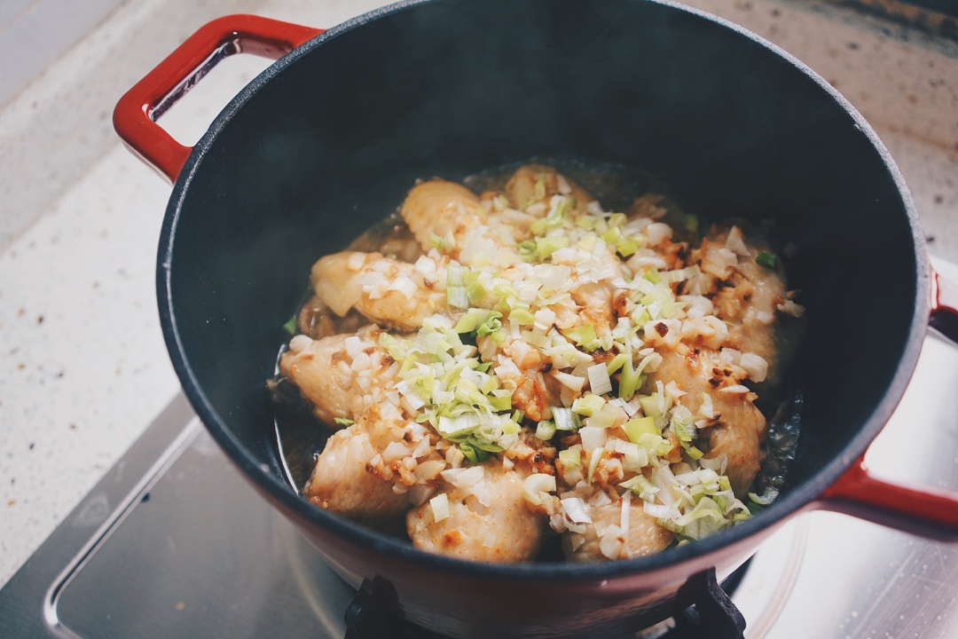 金银蒜鸡翅焗香菇——Staub珐琅铸铁锅