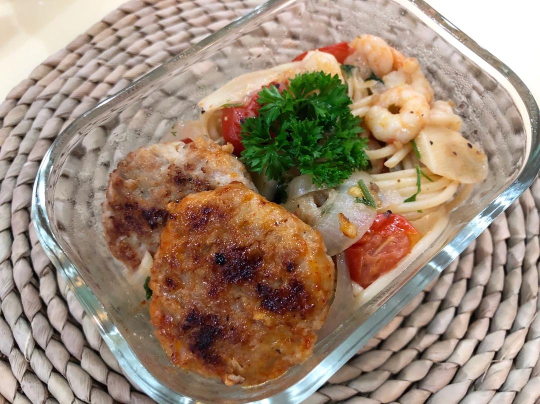 日式肉饼土豆沙拉便当