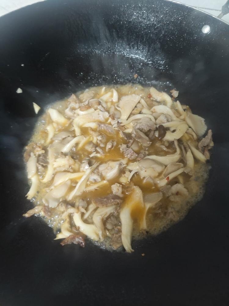 瘦肉炒菌子，消耗肥肉的好办法的做法