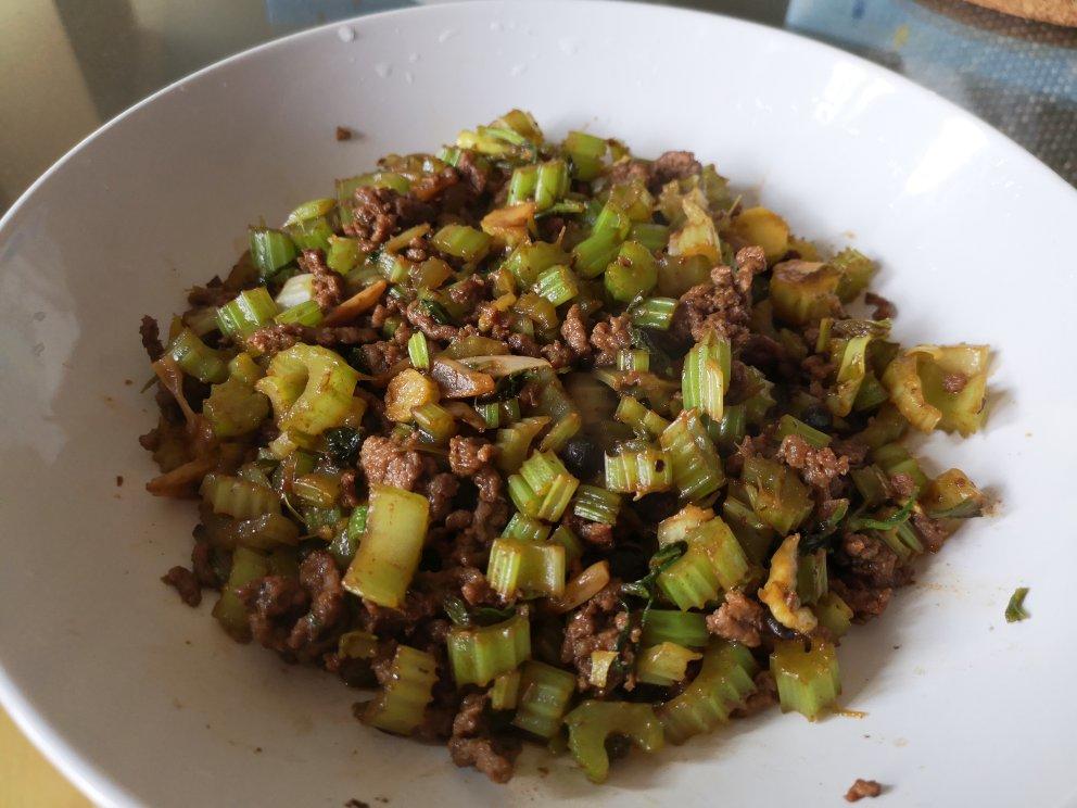 米饭杀手｜芹菜粒炒牛肉末