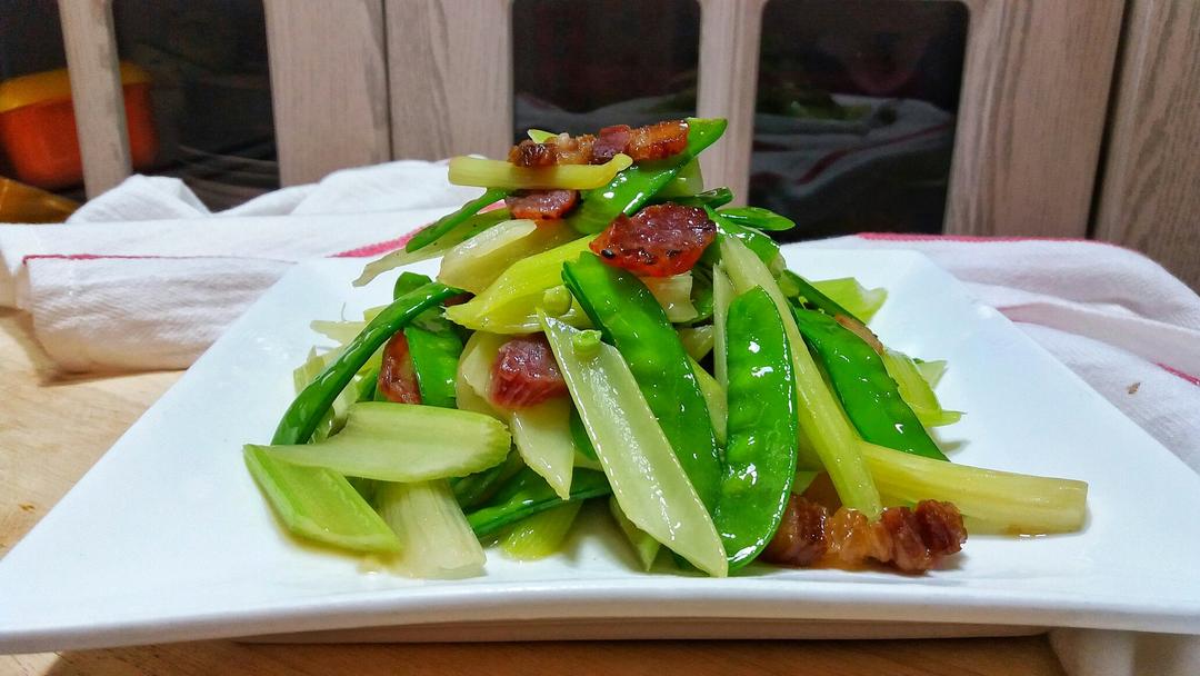 小亦小小做的腊味炒荷芹