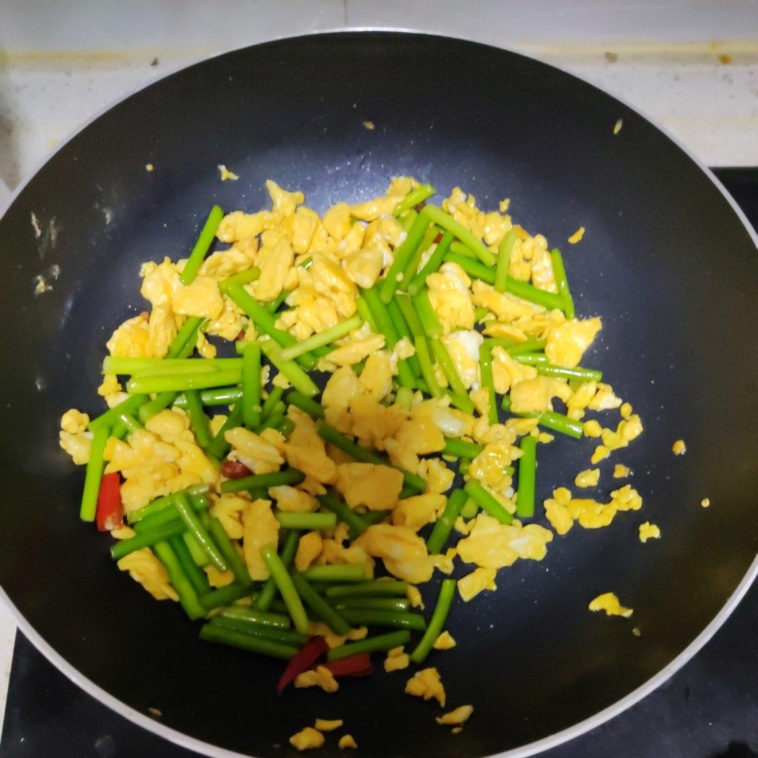 两分钟做好蒜苔炒鸡蛋