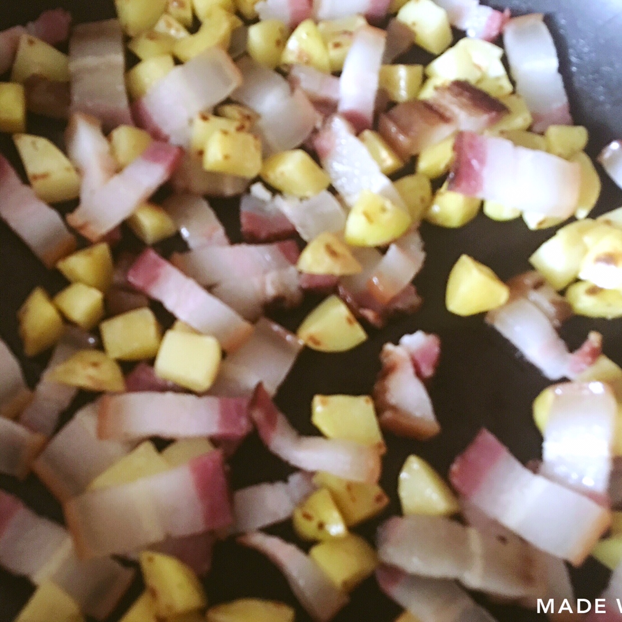 焖饭——土豆 四季豆 腊肉的做法 步骤2