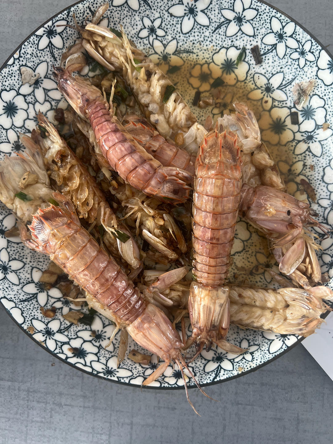 无油炸版的椒盐皮皮虾和巧拨虾壳的方法