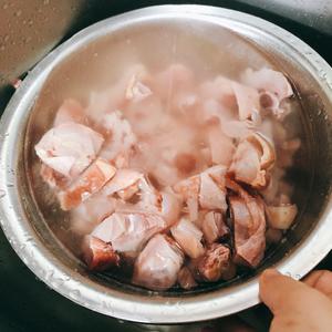 咸鸡腿煮腌白菜（妈妈的味道）的做法 步骤1
