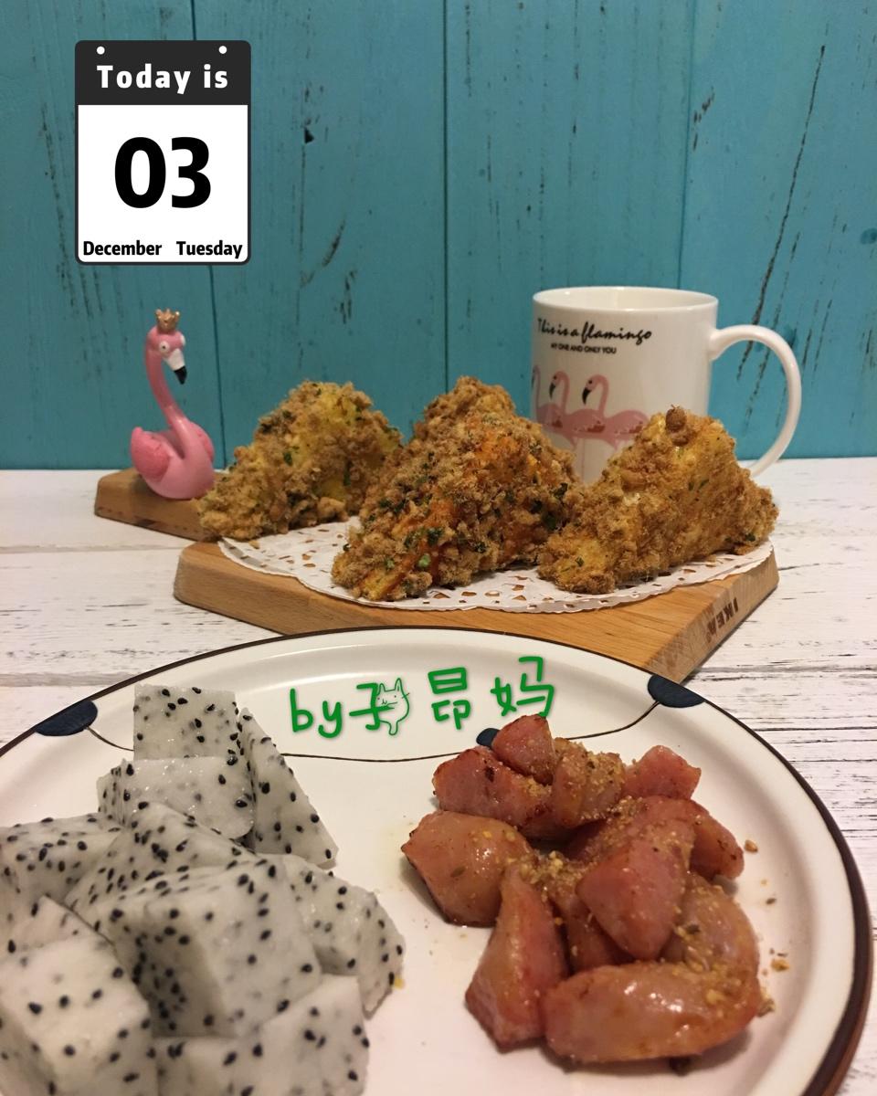 /肉松三明治/🍞🍞🍞
【材料】
吐司 肉松 奶酪 沙拉酱（番茄酱）
【做法】
1、取两片吐司，切去边缘成正方形
2、取一片吐司，铺上一层奶酪，盖上另一片吐司
3、对角一切二，抹上一层适合自己口味的沙拉酱
4、在装有肉丝的盘子里均匀的裹上一层肉松即可