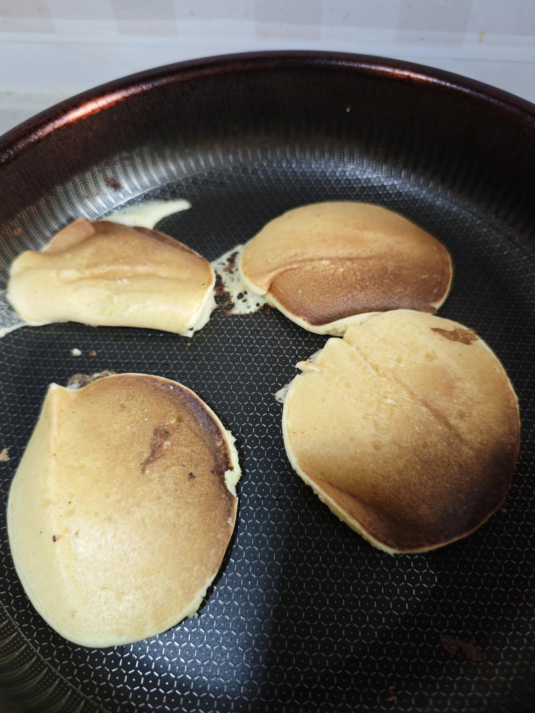 普通松饼（两块之间夹红豆沙就是铜锣烧）