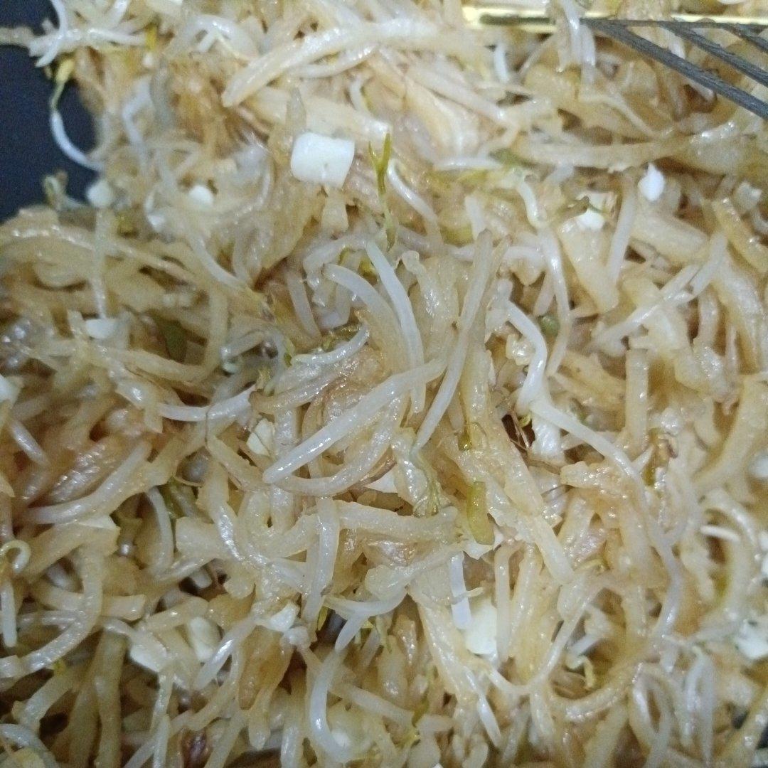 北方特色焖饼豆芽炒饼