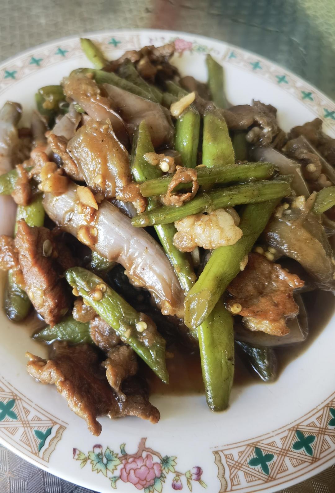 五花肉炖豆角茄子