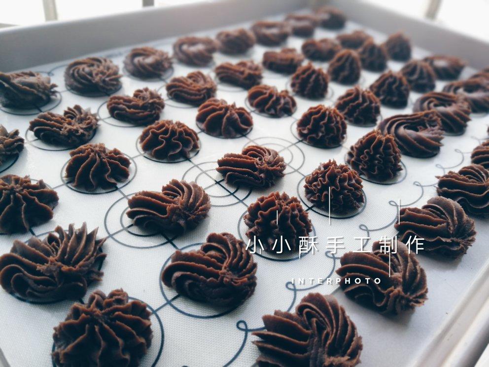 挤花毫无压力的巧克力曲奇