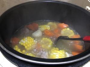 简单易上手，无油烟，甜甜的，马蹄红萝卜玉米排骨汤的做法 步骤2